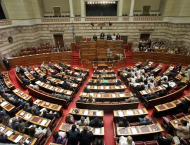 Με wet look στο μαλλί και duckface στη Βουλή - Ο βουλευτής των ΑΝΕΛ που έκανε τη διαφορά (φώτο)